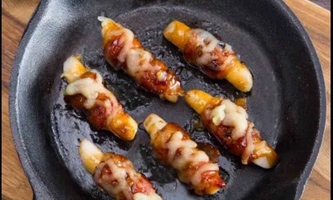 Bật mí công thức làm thịt xông khói cuộn bánh gạo phủ phô mai cực hấp dẫn