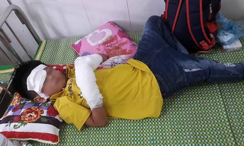Nghệ An: Bệnh nhi 7 tuổi bị dập nát bàn tay vì điện thoại phát nổ