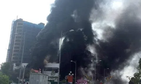 Trung tâm thương mại lớn nhất Yên Bái bốc cháy khói đen nghi ngút