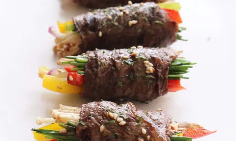 Mách bạn cách làm thịt bò cuộn rau củ ngon ngất ngây