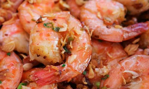 Tôm sốt tỏi đậm đà thơm nức cho bữa tối ngon cơm