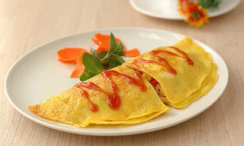 Trứng cuộn cơm rang vừa độc đáo vừa dễ ăn cho ngày đầu tuần ngập tràn năng lượng