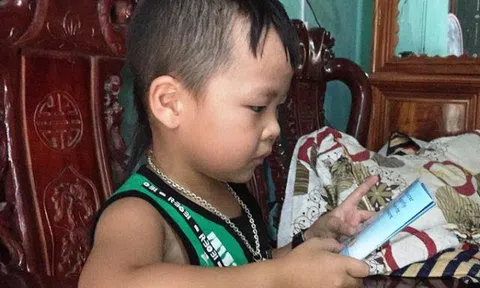 Bé trai 5 tuổi ở Hà Tĩnh nói tiếng Anh \'như gió\' nổi bật trên báo Tây
