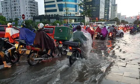 Người dân vật lộn với cảnh đường phố Hà Nội ngập lụt, tắc đường sau cơn mưa lớn 