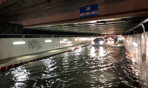 TP.HCM: Hầm chui ngập nước khiến nhiều người phải dắt xe máy lội bì bõm