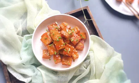 Chế biến đậu phụ sốt chua ngọt theo cách mới lạ cực đưa cơm trong ngày gió mùa