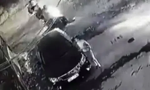 Trích xuất camera phát hiện: Người phụ nữ cào xước xe Camry để trả thù