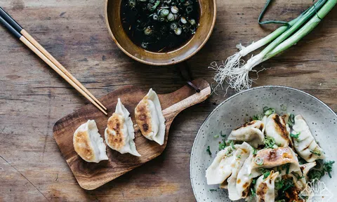 Làm ngay sủi cảo Nhật Bản Gyoza vừa đơn giản vừa ấm bụng cho ngày cuối tuần se lạnh