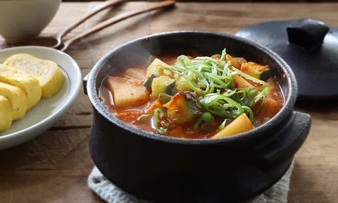 Mát trời làm ngay canh khoai tây kiểu Hàn nóng hổi siêu ngon