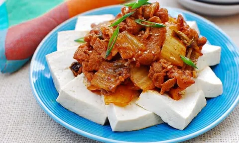 Kim chi xào thịt heo ăn kèm đậu phụ kiểu Hàn chắc chắn sẽ khiến bạn thích mê