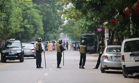 Gần 100 cảnh sát bao vây đối tượng hình sự mang vũ khí nóng cố thủ tại TP. Vinh