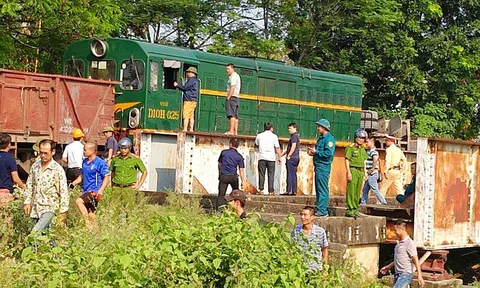 Hà Nội: 5 người bị thương do tàu hỏa đâm vào xe ô tô tải băng qua đường sắt
