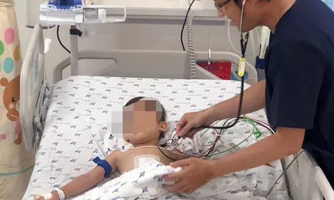 Cứu sống bệnh nhi liên tục ói ra máu rất nguy kịch