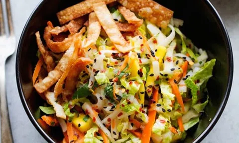 Cách làm salad gà xoài giòn nhẹ bụng mà vẫn đủ chất cho ngày cuối tuần