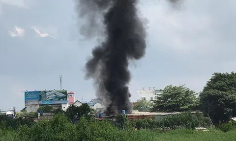 Cháy lớn, thiêu rụi cơ sở thu mua phế liệu, người dân hoảng hốt tháo chạy