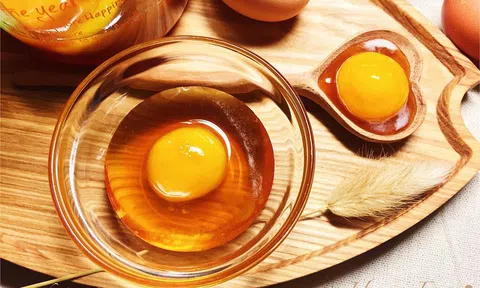 Công thức làm trứng gà ngâm mật ong giúp da trắng, mờ nếp nhăn