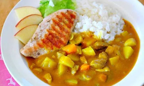 Cách làm cơm gà cà ri thơm ngon nóng sốt cho bữa tối ngày trở lạnh 