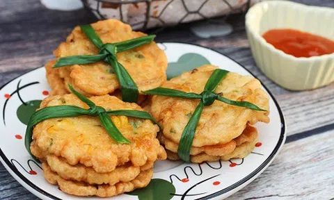 Mách bạn cách làm bánh ngô cay chiên giòn tại nhà cực đơn giản