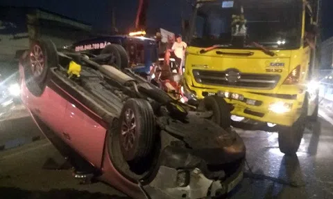 Ô tô 7 chỗ bị xe tải tông lật ngửa, 4 người kẹt trong xe la hét kêu cứu