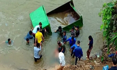 Bất cẩn làm xe công nông tự chế lao xuống suối, thanh niên 17 tuổi tử vong