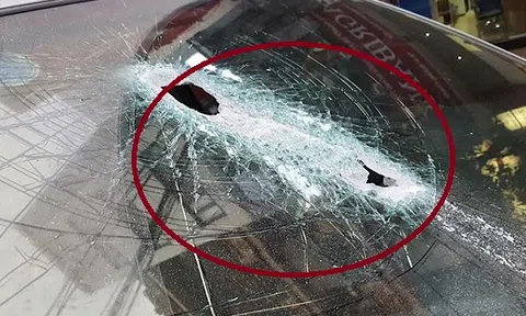 Hà Nội: Thanh sắt 3m bỗng nhiên rơi xuống, đâm thủng kính xe ô tô 7 chỗ