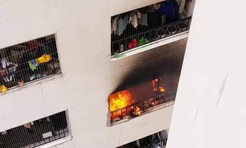 Cháy căn hộ chung cư KĐT Linh Đàm, người dân hoảng loạn hô hoán tháo chạy 