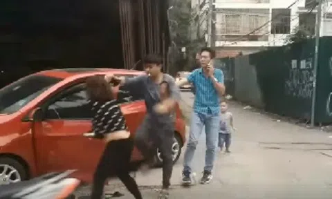 Hà Nội: Chồng giật tóc, đánh vợ \'như kẻ thù\' mặc con trai đứng gào khóc