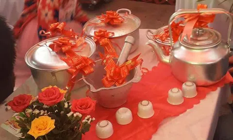Cô dâu, chú rể `khóc thét` với quà cưới gồm xoong nồi, chày cối của hội bạn 