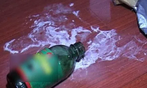 Điều tra thông tin một thanh niên lén bỏ thuốc diệt cỏ vào bể nước nhà hàng xóm