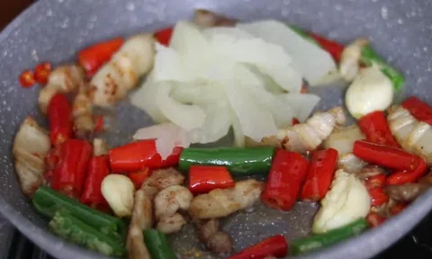 Tôi hoảng hồn khi thấy mẹ chồng cho cùi bưởi vào xào, đến khi ăn tôi phục bà sát đất