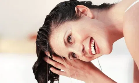 Bí quyết gội đầu để các nàng có mái `tóc mây` bồng bềnh bóng mượt