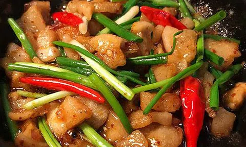 Mẹ tận dụng nguyên liệu làm tóp mỡ rim mắm, con ăn nức nở khen ngon