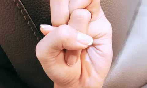 Lại thêm một trào lưu mới khiến cư dân mạng `xoắn não`: Thắt nút ngón tay
