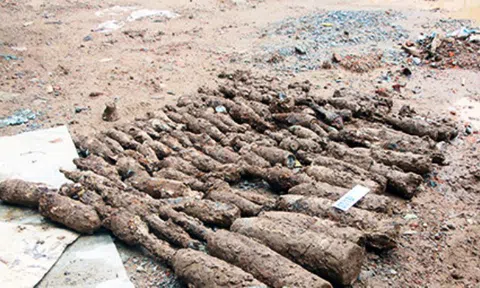 Gần 600 vật liệu nổ được phát hiện tại công trình xây dựng bên bờ sông Thạch Hãn