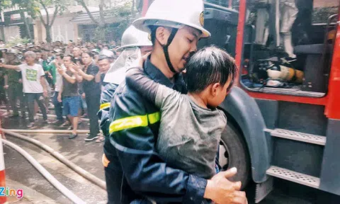 Hà Nội: Cháy lớn tại xưởng sản xuất ghế sofa, nghi có người tử vong bên trong