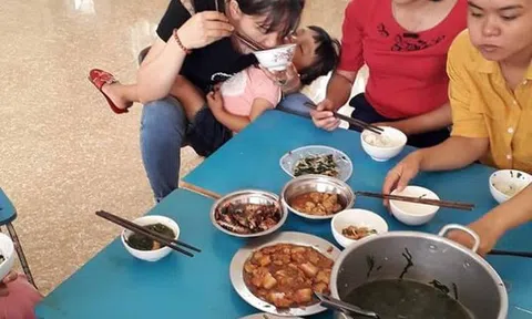 Bức ảnh bữa trưa vội vã, vừa ăn vừa bế trẻ của cô giáo mầm non khiến CĐM xúc động