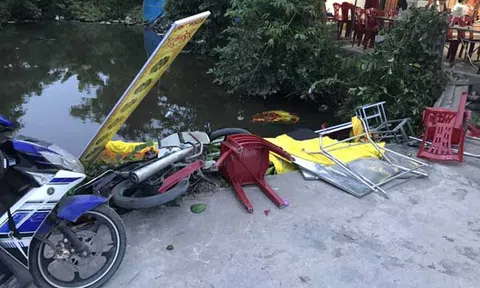 Truy tìm thanh niên lái `ôtô điên` lao vào đám tang khiến 8 người bị thương