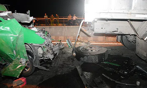 Tông thẳng vào xe tải đang đậu trên cầu, tài xế taxi và hai hành khách tử vong