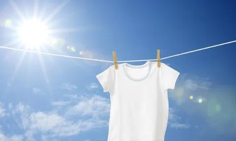 Cách tẩy vết bẩn trên áo trắng lâu ngày chỉ bằng những nguyên liệu có sẵn trong bếp