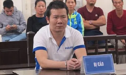 Dùng kiếm chém mẹ và em gái nhiều nhát, người đàn ông bật khóc nức nở tại tòa