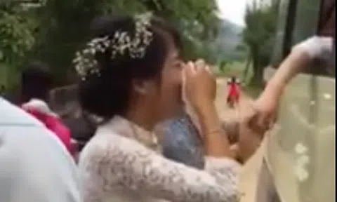 Lấy chồng xa, cô dâu bật khóc nức nở chạy theo xe người thân không nỡ chia tay