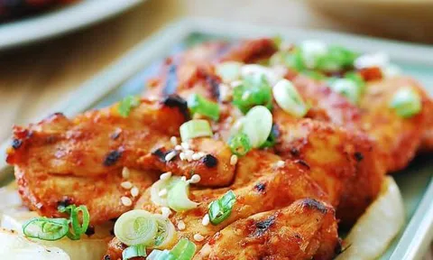 Học người Hàn Quốc cách làm gà nướng cay ngon tuyệt