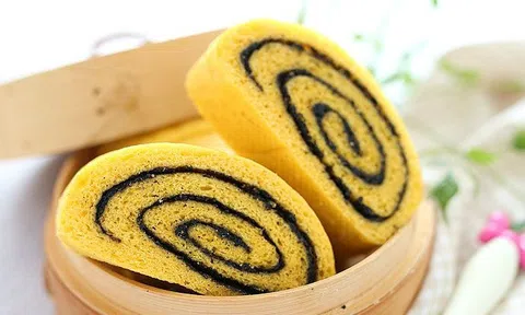Biến tấu với món bánh bí ngô cuộn mè đen thơm phức cực ngon