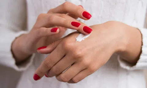 Làm ngay việc này để da tay của bạn không lão hóa, khỏe đẹp, mịn như da em bé