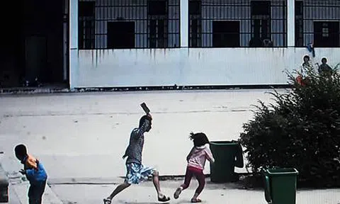 Sốc: Đang chơi trước nhà bé 7 tuổi bất ngờ bị thanh niên lạ mặt chém trọng thương