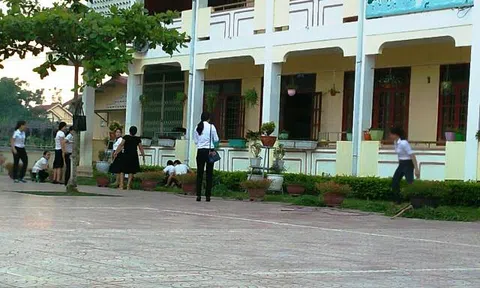 Bất hòa với vợ, nam giáo viên cầm dao xông vào trường quấy phá