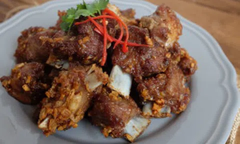 Ghi ngay vào thực đơn cách làm sườn heo chiên tỏi tuyệt ngon