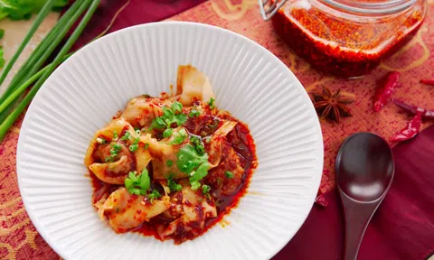 Bật mí bí kíp làm hoành thánh sốt cay ngon miễn chê