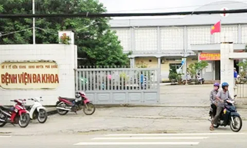 Đang lấy thông tin bệnh nhân, một y sĩ bị đánh