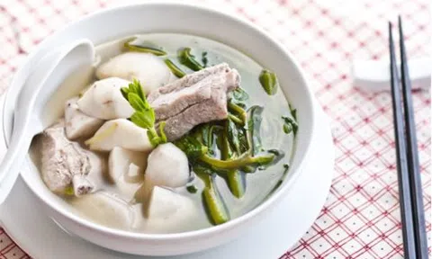 Thay đổi thực đơn bữa tối với canh sườn khoai sọ rau rút vừa ngon vừa lạ miệng